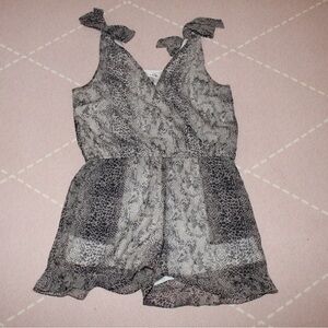 Venus Women’s Animal Print Romper Jumpsuit Size 8 Flutter Shorts Tie Knot Straps